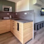 Aranypart gyerekkel - 5 dolog, amiért imádják a családok 25 kemping apartman Balaton Rosa Plus konyha Aranypart Camping