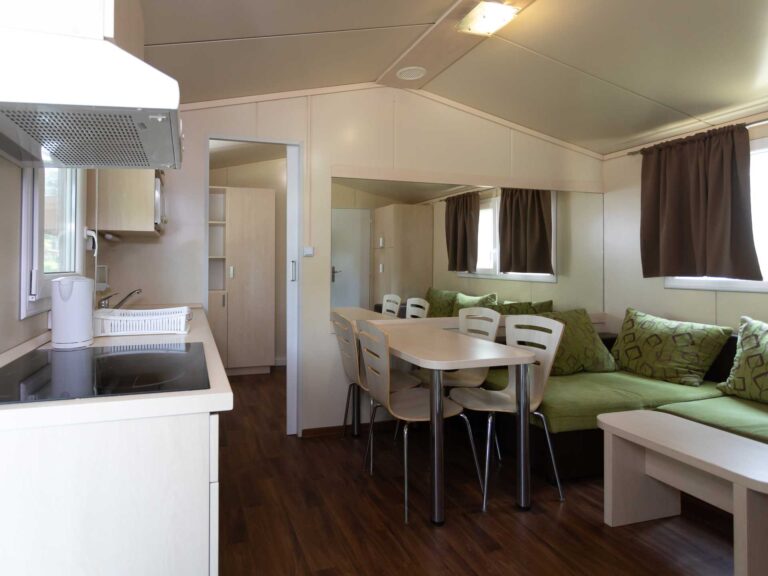 apartmanok Balaton Eurocomfort nappali konyha Aranypart Camping & Apartments