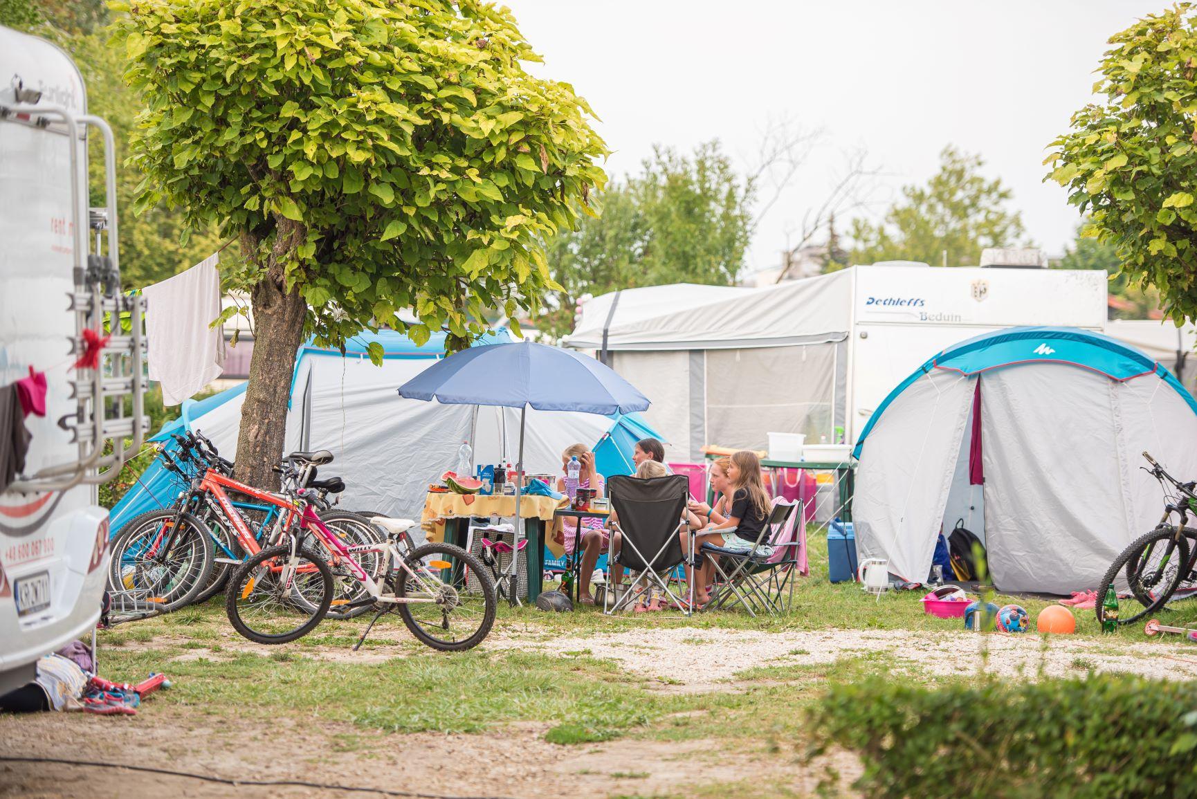 szezonbérlet lakókocsi parcella aranypart camping siófok