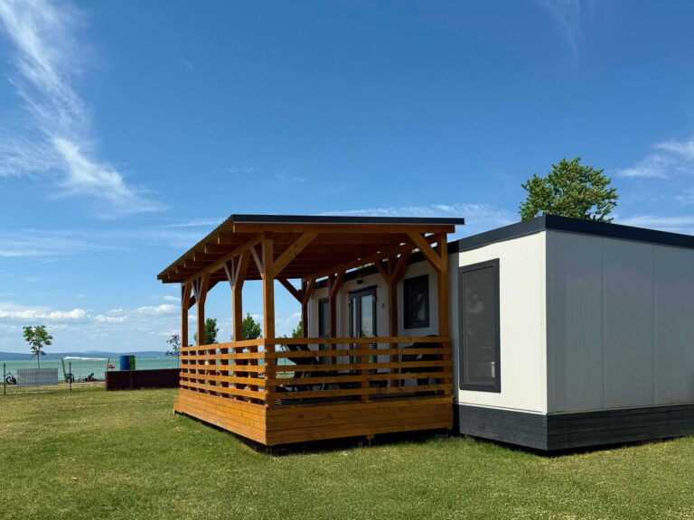 Balaton part szállás apartman Beach House terasz Aranypart Camping & Apartments
