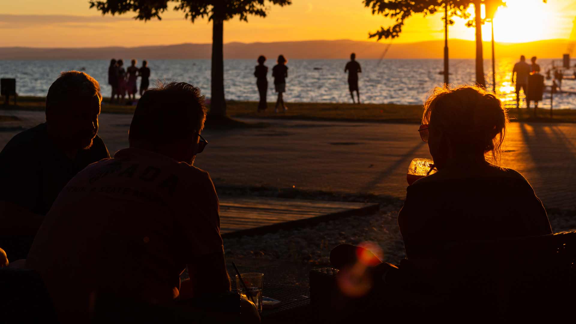 Auf der Terrasse den Wein genießen - Aranypart Camping Balaton Siófok
