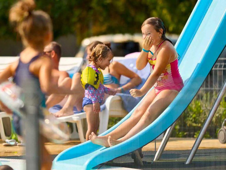 csaladbarat-nyaralas-animacio-medence Aranypart Camping & Apartments