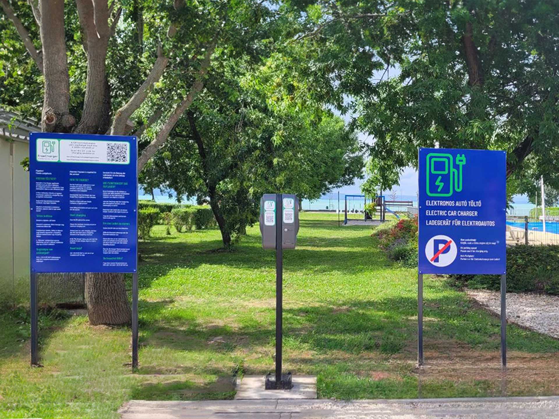 Elektromos autóval a Balatonon 2 Elektromos autó töltő az Aranypart Camping & Apartmentsben