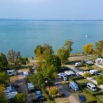 Húsvéti kempingezés a Balatonnál 13 lakókocsi lakóautó parcellák Balaton Aranypart Camping & Apartments