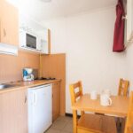 Kalandok utószezonban 2 mobilház mobil ház Aranypart Camping Siófok Carmen apartman konyha