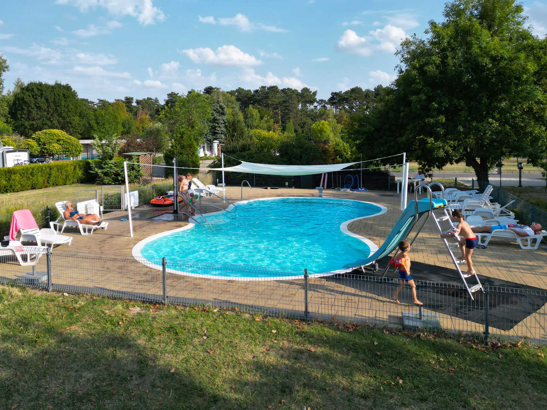 Szabad kempinghelyek a parton 3 szabad kempinghelyek Balaton élménymedence Aranypart Camping & Apartments Siófok