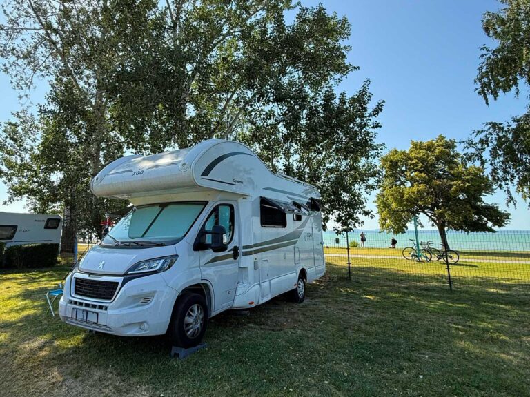 szabad kempinghelyek Balaton lakókocsi Aranypart Camping & Apartments Siófok